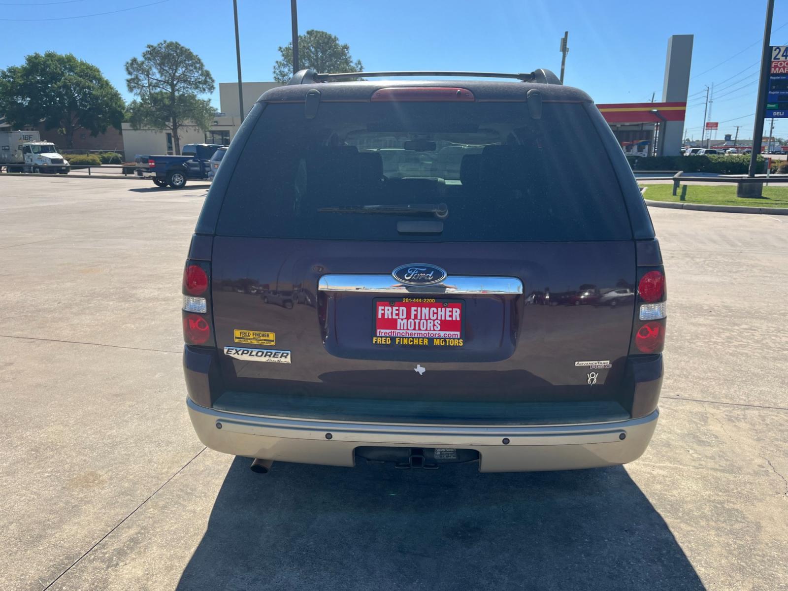 2006 maroom /TAN Ford Explorer Eddie Bauer 4.6L 4WD (1FMEU74816U) with an 4.6L V8 SOHC 16V engine, 6-Speed Automatic Overdrive transmission, located at 14700 Tomball Parkway 249, Houston, TX, 77086, (281) 444-2200, 29.928619, -95.504074 - Photo #5